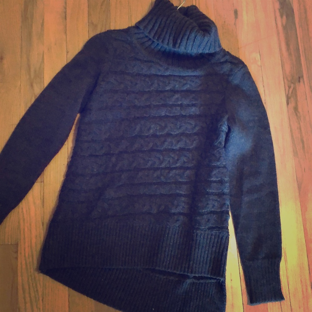 SOLD!! ✅ Simply Vera Wang Sweater
